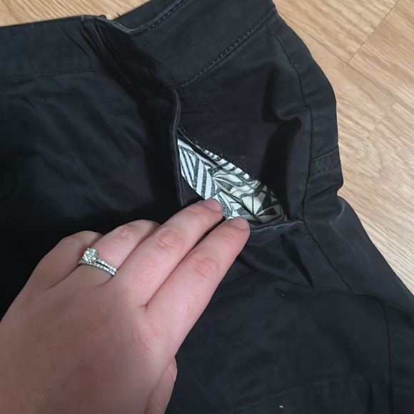 Volcom Shorts 🩳🖤 - Picture 3 of 4